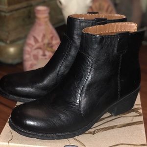 New Born Concepts Booties Size 9